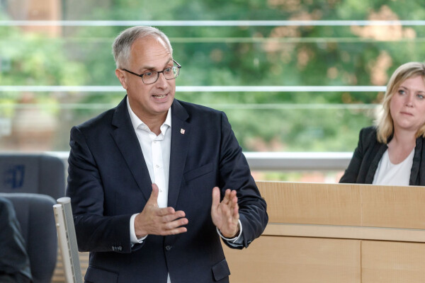 CDU-Fraktionschef Tobias Koch sieht gute Chancen für Schleswig-Holsteins Wirtschaft. (Archivbild)