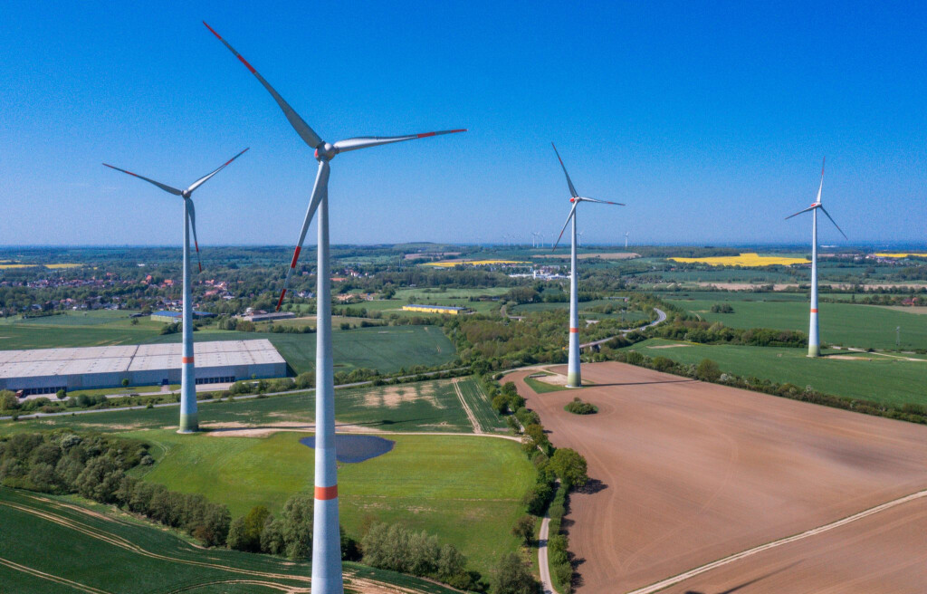 Neue Windparks sollen die Ökostromproduktion erhöhen. Doch regt sich in den betroffenen Regionen oft Widerstand. Eine bessere Beteiligung an den Erträgen soll das ändern. (Archivbild)