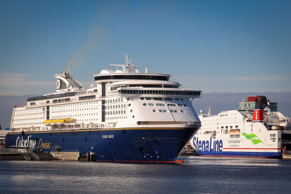 Der Seehafen Kiel hat die Landstromversorgung für Schiffe erweitert. (Archivbild)